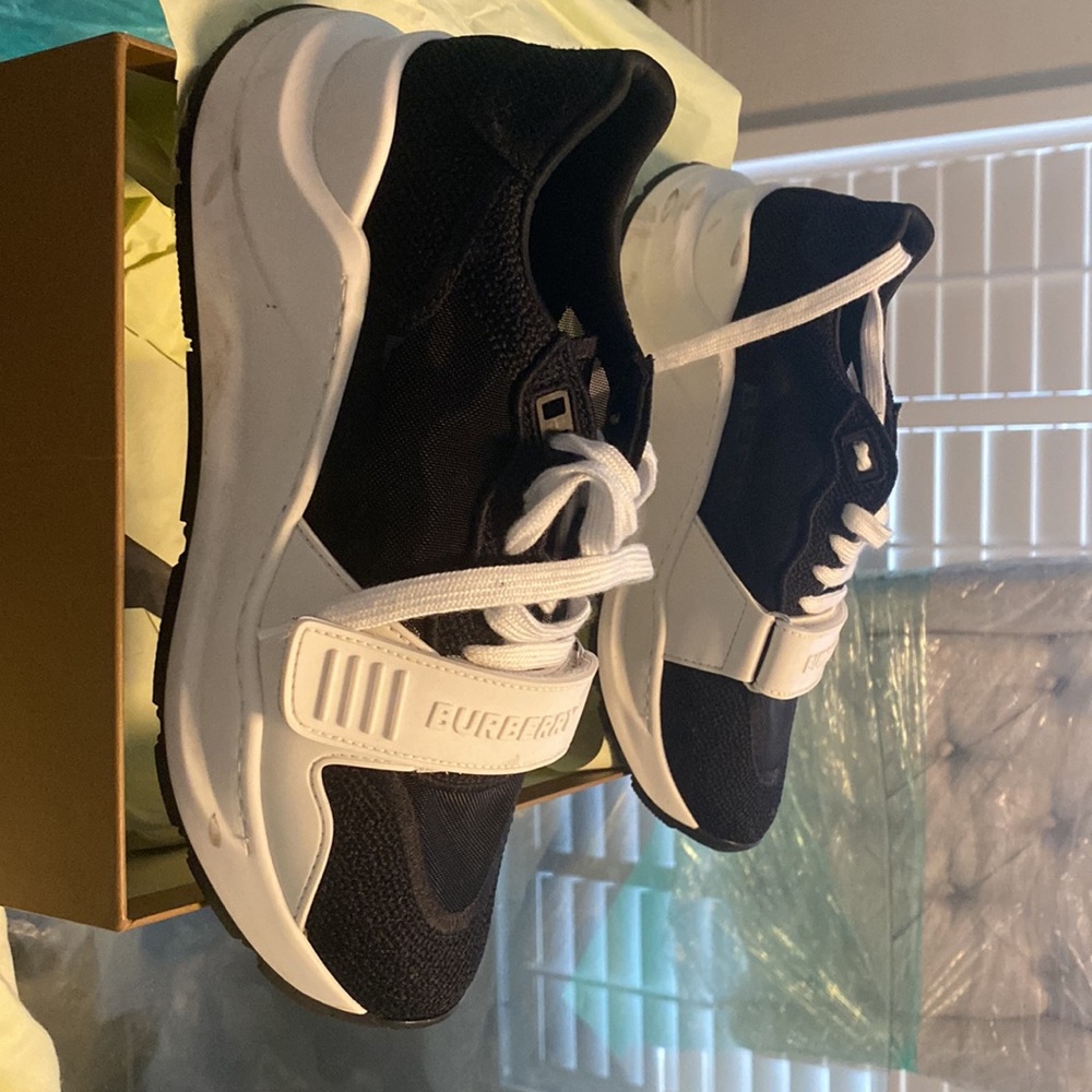 Authentic Burberry sneakers - Picture 2 of 5